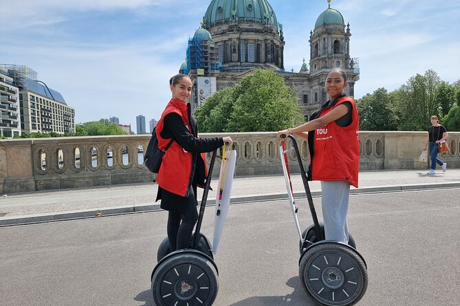 2-H Segway Sightseeing Tour Berlin - Learning to ride before the city begins