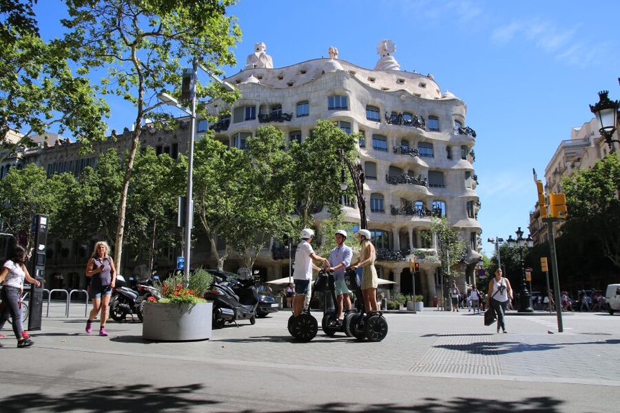 Barcelona: 2.5-Hour Gaudí Segway Tour - Sagrada Família, the tour’s big visual moment