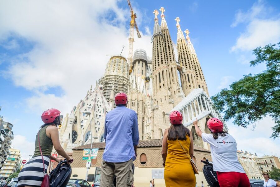 Barcelona: 2,5hr Art of Gaudí Segway Tour - Passeig de Gràcia and the Modernisme showpieces