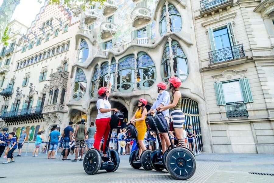 Barcelona: 2,5hr Art of Gaudí Segway Tour - From the harbor to Barcelona’s old quarters
