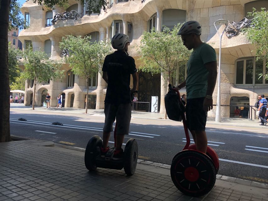 Barcelona: Gaudí Sightseeing Guided Segway Tour - What the guide adds to the ride
