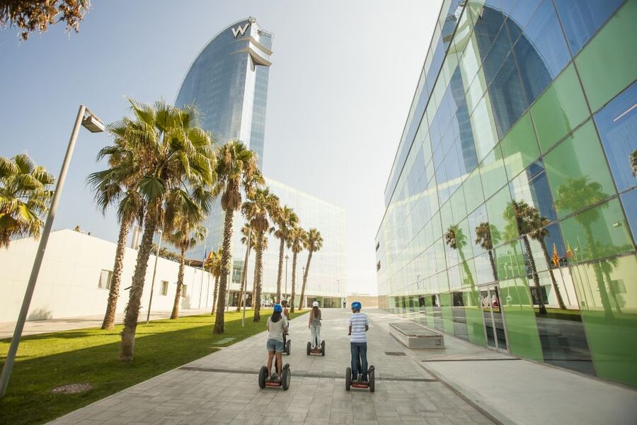 Barcelona: Old Port and Gothic Quarter Guided Segway Tour - What the one-hour format really gives you