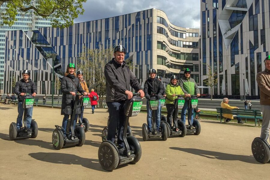 Düsseldorf: Classic City Segway Tour - Finishing at Königsallee