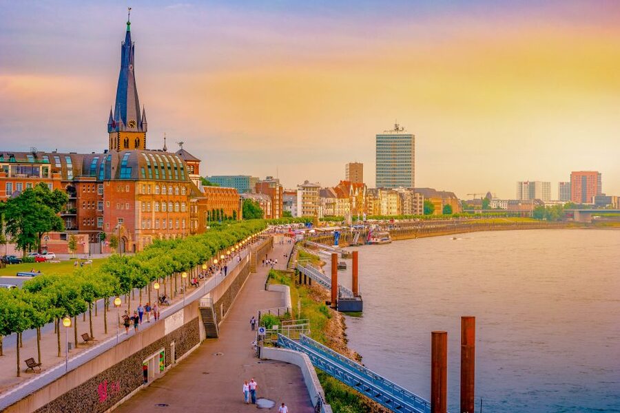 Düsseldorf: Classic City Segway Tour - Crossing the Rheinkniebrücke to the Rhine meadows
