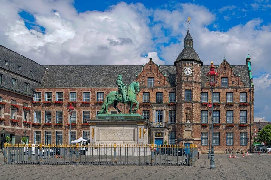 Düsseldorf: Classic City Segway Tour - Riding through the world’s longest bar