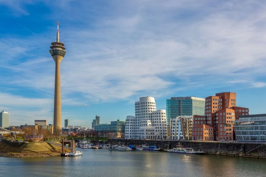 Düsseldorf: Classic City Segway Tour - Medienhafen and the Parliament of North Rhine-Westphalia