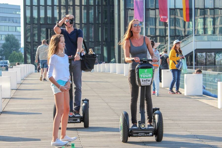 Düsseldorf: Classic City Segway Tour - Getting started at Rathausufer 20