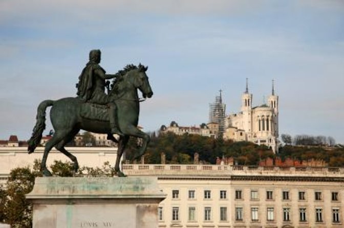 Segway - Ride along the rivers 1h30 - Place Bellecour and the story behind Louis XIV