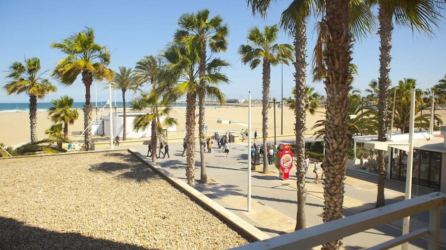 Valencia: Fantastic Segway Tour from the Center to the Beach - Torres de Serranos: a strong opening in 15 minutes